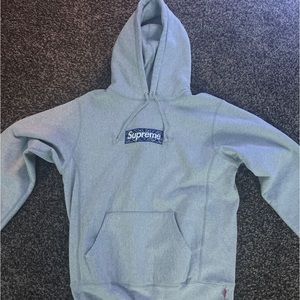 Gray supreme bandanna box, logo hoodie, medium